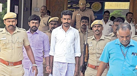 விஏஓ லூர்து பிரான்சிஸ் கொலை வழக்கில் ஆயுள்தண்டனை விதிக்கப்பட்ட ராமசுப்பு என்ற ராமசுப்பிர மணியன், மாரிமுத்துவை சிறைக்கு அழைத்துச் சென்றபோலீஸார். (உள்படம்) கிராம நிர்வாக அலுவலர் லூர்து பிரான்சிஸ். படங்கள்: என்.ராஜேஷ்