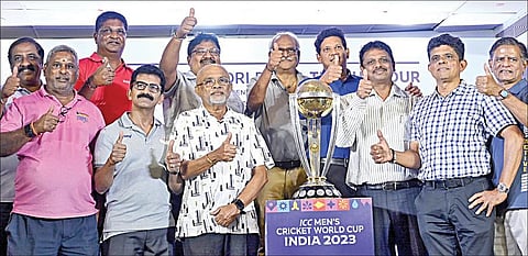 ஐசிசி ஒருநாள் கிரிக்கெட் உலகக் கோப்பை கிரிக்கெட் தொடர் வரும் அக்டோபர் 5-ம் தேதி இந்தியாவில் தொடங்குகிறது. 10 அணிகள் கலந்து கொள்ளும் இந்த கிரிக்கெட் திருவிழாவில் சாம்பியன் பட்டம் வெல்லும் அணிக்கு வழங்கப்படும் டிராபி உலகின் பல்வேறு நாடுகளில் உள்ள நகரங்களுக்கு பயணித்து வருகிறது. இந்த வகையில் டிராபி நேற்று சென்னைக்கு கொண்டுவரப்பட்டது. டிராபியுடன் தமிழக கிரிக்கெட் சங்க தலைவர் அசோக் சிகாமணி உள்ளிட்ட நிர்வாகிகள் உற்சாகமாக போஸ் கொடுத்தனர். படம்:எஸ். சத்தியசீலன்