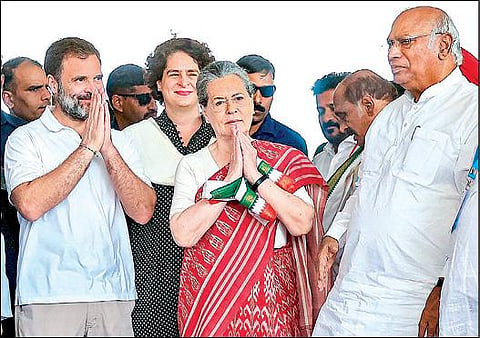 காங்கிரஸ் செயற்குழு கூட்டம் ஹைதராபாத்தில் நேற்று நடைபெற்றது. இதில் காங்கிரஸ் தலைவர் மல்லிகார்ஜுன கார்கே, காங்கிரஸ் முன்னாள் தலைவர்கள் சோனியா காந்தி, ராகுல் காந்தி, பொதுச் செயலாளர் பிரியங்கா காந்தி ஆகியோர் கலந்து கொண்டனர். படம்: பிடிஐ