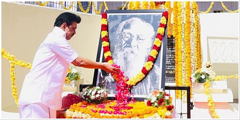 வேலூர் அண்ணா சாலையில் உள்ள பெரியார் உருவப்படத்துக்கு தமிழக முதல்வர் மு.க.ஸ்டாலின் மலர்தூவி மரியாதை செலுத்தினார்