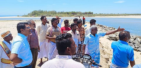 ஆற்றாங்கரை முகத்துவாரம் பகுதியை ஆய்வு செய்த ராமநாதபுரம் மாவட்ட ஆட்சியர் விஷ்ணு சந்திரன்.