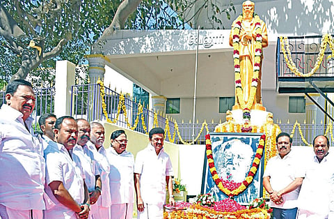 பெரியாரின் 145-வது பிறந்த நாளையொட்டி, வேலூர் ஊராட்சி ஒன்றிய அலுவலகம் அருகே அண்ணா சாலையில் வைக்கப்பட்டிருந்த பெரியார் உருவப்படத்துக்கு முதல்வர் மு.க.ஸ்டாலின் மலர்தூவி மரியாதை செலுத்தினார். அருகில், அமைச்சர்கள் துரைமுருகன், ஆர்.காந்தி, ஐ.பெரியசாமி, பெரியகருப்பன், நாடாளுமன்ற உறுப்பினர்கள் கதிர் ஆனந்த், ஜெகத்ரட்சகன் உள்ளிட்டோர்.