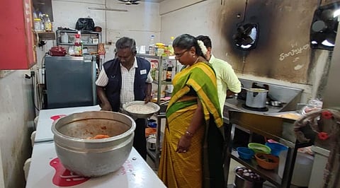 நாமக்கல் பரமத்தி சாலையில் உள்ள ஹோட்டலில் ஆய்வு மேற்கொண்ட மாவட்ட ஆட்சியர் ச.உமா | கோப்புப்படம்