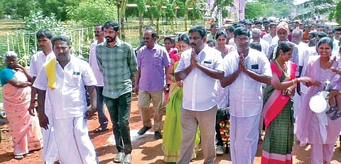ராமசாமி பணியாற்றும் நிறுவனத்தின் உரிமையாளர் தங்கவேல் மற்றும் சக பணியாளர்கள் தொப்பம்பட்டி ஊர் கோயிலிலிருந்து சீர்வரிசை பொருட்களுடன் ஊர்வலமாக புறப்பட்டனர்.