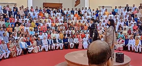 வண்ணமயமான உடையில் குழு புகைப்படம் எடுத்து பழைய நாடாளுமன்றத்துக்கு பிரியாவிடை கொடுத்த எம்.பி-க்கள்