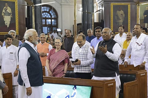 “அரசியலமைப்பின் மதிப்புகள், நாடாளுமன்ற மரபுகளை காக்க உறுதியளிக்க வேண்டும்” - கார்கே