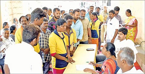 குறைதீர் கூட்டத்தில் மேயர் கல்பனா ஆனந்தகுமாரிடம் மனு அளித்த ஒப்பந்த தூய்மைப் பணியாளர்கள். அருகில் ஆணையர் மு.பிரதாப் உள்ளிட்டோர். படம்: ஜெ.மனோகரன்