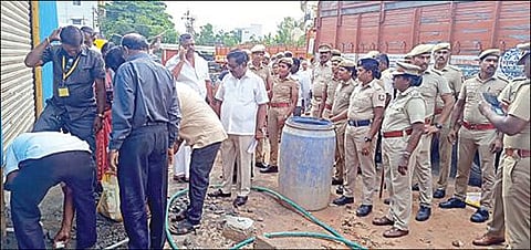 பண்ருட்டி பேருந்து நிலையம் பின்புறம் உள்ள இந்து சமய அறநிலையத் துறைக்குச் சொந்தமான இடத்துக்கு சீல் வைக்கும் அதிகாரிகள்.