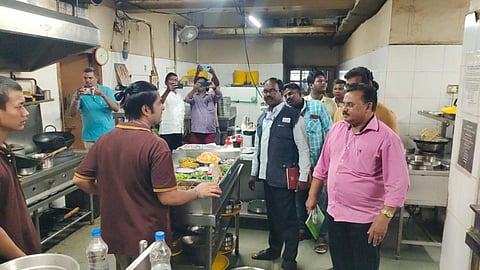 நாமக்கல் - சேலம் சாலையில் உள்ள ஃபாஸ்ட் புட் கடையில் உணவு பாதுகாப்புத் துறையினர் நேற்று ஆய்வு மேற்கொண்டனர்.