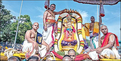 திருப்பதி பிரம்மோற்சவத்தின் 2-ம் நாளான நேற்று காலை சின்ன சேஷ வாகனத்தில் மலையப்பர் எழுந்தருளி பக்தர்களுக்கு அருள்பாலித்தார்.