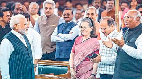 பிரதமர் மோடி, காங்கிரஸ் கட்சியின் சோனியா காந்தி மற்றும் எதிர்க்கட்சி தலைவர் மல்லிகார்ஜுன காரக்கே