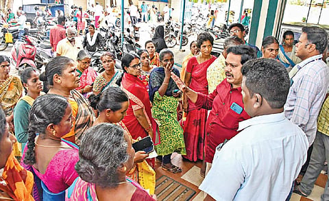 சேலம் அஸ்தம்பட்டியில் உள்ள வட்டாட்சியர் அலுவலகத்தில் மகளிர் உரிமைத் தொகை பெற மேல் முறையீடு செய்வதற்கான சர்வர் முடங்கியதால் பெண்கள் அதிகாரிகளிடம் வாக்குவாதத்தில் ஈடுபட்டனர்.