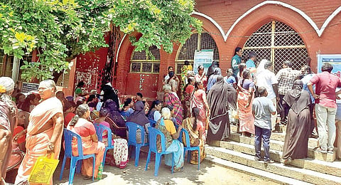 திருவண்ணாமலை வட்டாட்சியர் அலுவலகத்தில் செயல்படும் உதவி மையத்தில் குவிந்த மகளிர்.