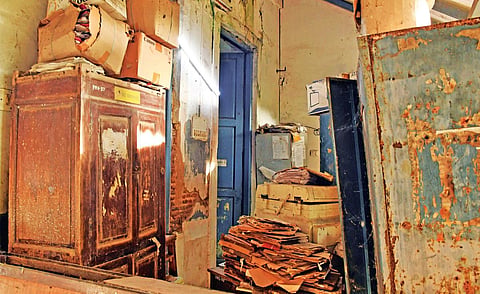 நகராட்சி கிளை அலுவலகத்தில் செல்லரித்து கிடக்கும் பிறப்பு, இறப்பு, திருமணப் பதிவு ஆவணங்கள். படங்கள்: எம்.சாம்ராஜ்
