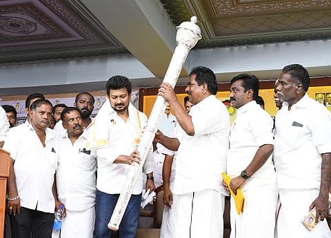 அமைச்சர் உதயநிதிக்கு வெள்ளி செங்கோல் வழங்கிய அமைச்சர் பி.மூர்த்தி