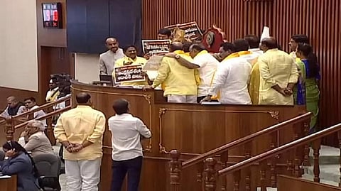 ஆந்திர சட்டப்பேரவையில் மீசையை முறுக்கி, தொடையைத் தட்டிய பாலகிருஷ்ணா - எச்சரித்த சபாநாயகர்