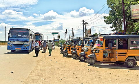 கூடுதல் பேருந்து நிலையத்தின் முன்பு அணுகுசாலையில் பயணிகளை இறக்கிவிடும் அரசு பேருந்துகள்