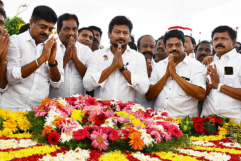 முன்னாள் சபாநாயகர் சேடப்பட்டி முத்தையா நினைவிடத்தில் அஞ்சலி செலுத்திய அமைச்சர் உதயநிதி.
