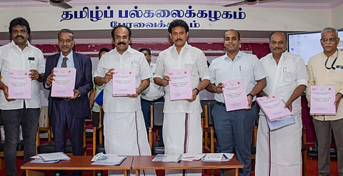 தஞ்சாவூர் தமிழ்ப் பல்கலைக் கழகத்தில் நேற்று தொல்லியல் துறை சார்பில் நடைபெற்ற அண்மைக்கால ஆய்வுகள் காட்டும் தமிழ்நாட்டு வரலாறு என்ற கருத்தரங்கத்தை தொடங்கி வைத்து பேசிய தொல்லியல் துறை அமைச்சர் தங்கம் தென்னரசு. உடன் பள்ளிக் கல்வித்துறை அமைச்சர் அன்பில் மகேஸ் பொய்யாமொழி, பல்கலைக் கழக துணை வேந்தர் வி.திருவள்ளுவன், மாவட்ட ஆட்சியர் தீபக் ஜேக்கப் மற்றும் பலர் உள்ளனர். படம் ஆர்.வெங்கடேஷ்