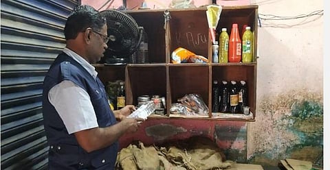 சிக்கன் ரைஸ் சாப்பிட்ட 26 பேருக்கு வாந்தி - துரித உணவகத்துக்கு ‘சீல்’ உரிமையாளர் கைது