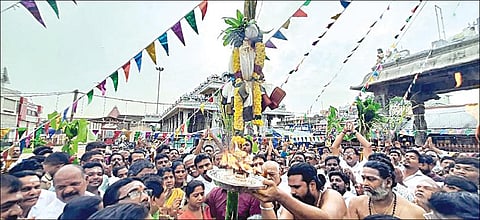 கார்த்திகை தீபத் திருவிழாவையொட்டி, திருவண்ணாமலை அண்ணாமலையார் கோயிலில் பூர்வாங்க பணிகளை மேற்கொள்ள ராஜகோபுரம் முன்பு நேற்று பந்தக்கால் நடப்பட்டு தீபாராதனை காண்பிக்கப்பட்டது.
