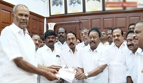 சட்டமன்ற துணைத் தலைவர் இருக்கை தொடர்பாக சபாநாயகர் அப்பாவுவைச் சந்தித்து கடிதம் வழங்கிய அதிமுக எம்எல்ஏக்கள்