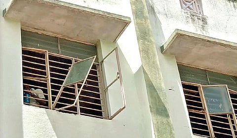 பராமரிப்பு இல்லாத கல்லூரி கட்டிடம்