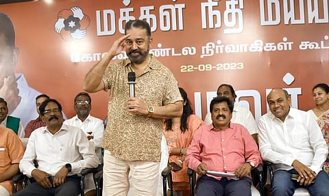 கோவையில் நடந்த மக்கள் நீதி மய்யத்தின் மண்டல ஆலோசனைக் கூட்டத்தில் பேசும் அக்கட்சியின் தலைவர் கமல்ஹாசன் | படங்கள்: ஜெ .மனோகரன்