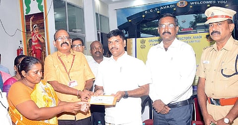 ஆவடியில் விஷவாயு தாக்கி உயிரிழந்த இருவரின் குடும்பங்களுக்கு படை உடை தொழிற்சாலை சார்பில், நிவாரணமாக தலா ரூ.15 லட்சத்துக்கான காசோலைகளை நேற்று தேசிய தூய்மை பணியாளர் ஆணைய தலைவர் வெங்கடேசன் வழங்கினார். உடன் மாநகராட்சி ஆணையர் தர்ப்பகராஜ், காவல் துணை ஆணையர் பாஸ்கரன் உள்ளிட்டோர்.
