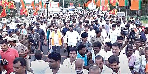 திருப்பூர் மாவட்ட எல்லையான கொழுமம் பகுதியில் நடைபெற்ற ‘என் மண், என் மக்கள்’ பாத யாத்திரையில் பங்கேற்ற பாஜக மாநிலத் தலைவர் அண்ணாமலை.
