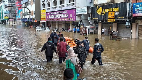 இரவு முழுவதும் கொட்டித் தீர்த்த மழை: வெள்ளக்காடான நாக்பூர்; மீட்புப் பணியில் மத்தியப் படைகள்