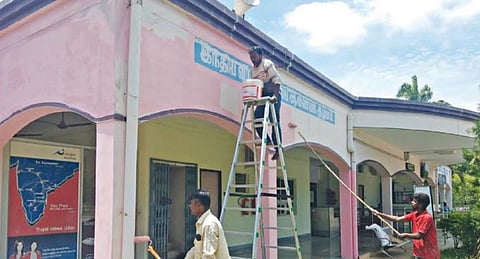 சேலத்தில் 2 ஆண்டுகளுக்குப் பின்னர் விமான சேவை தொடங்கப்பட உள்ளதால், விமான நிலைய கட்டிடத்தில் பராமரிப்பு பணி நடக்கிறது.
