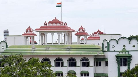 கிரிவலத்தின்போது மின்சாரம் பாய்ந்து இறந்த பொறியியல் பட்டதாரி குடும்பத்துக்கு ரூ.25 லட்சம் இழப்பீடு: உயர் நீதிமன்றம் உத்தரவு