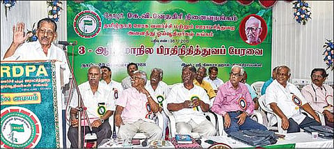 திருச்சியில் நேற்று நடைபெற்ற தமிழ்நாடு ஊரக வளர்ச்சி மற்றும் ஊராட்சித் துறை அனைத்து ஓய்வூதியர்கள் சங்க மாநில பிரதிநிதித்துவப் பேரவை கூட்டத்தில் பேசிய தமிழ்நாடு அனைத்துத் துறை ஓய்வூதியர்கள் சங்க மாநிலப் பொதுச் செயலாளர் பி.கிருஷ்ணமூர்த்தி. உடன் பொதுச் செயலாளர் பா.ரவி உள்ளிட்டோர். படம்: ர.செல்வமுத்துகுமார்