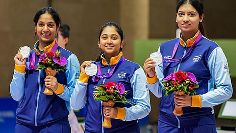 மகளிர் 10 மீ துப்பாக்கிச் சுடுதல் குழு நிகழ்வில் வெற்றி பெற்ற இந்திய வீராங்கனைகள் ரமிதா ஜிண்டால் (இடது), மெகுலி கோஷ் (நடுவில்) மற்றும் ஆஷி சவுக்ஸி (வலது)