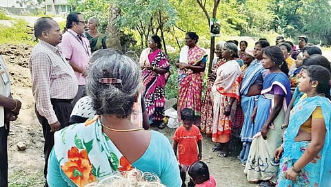 சோளிங்கர் அடுத்த சூரைமோட்டூர், நந்திமங்கலம் கிராமங்களில் பொதுமக்கள் மற்றும் நூறு நாள் திட்ட பணியாளர்களிடம் புகையிலை இல்லா கிராமம் குறித்து சுகாதார துறையினர் நேற்று விழிப்புணர்வு ஏற்படுத்தினர்.