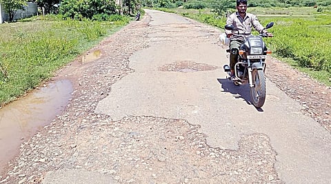 ஒத்தையடி பாதையும், ‘ஓபன்’ பண்ணாத பாலமும்... - காக்களூர் பகுதி வாகன ஓட்டிகள் அவதி