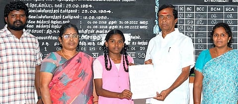 தேசிய அளவிலான கால்பந்தாட்டப் போட்டிக்கு தேர்வாகியுள்ள ஸ்ரீராம் நல்லமணி யாதவா பெண்கள் மேல்நிலைப்பள்ளி பிளஸ் 2 மாணவி ஆர்.கோதைநாயகியை பள்ளி செயலர் என்.என்.ராஜேந்திரன் பாராட்டினார்.