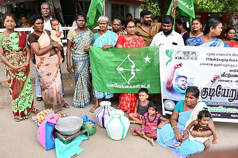 மதுரை மாவட்ட ஆட்சியர் அலுவலக வளாகத்தில் இன்று வனவேங்கைகள் கட்சியினர் குடியேறும் போராட்டத்தில் ஈடுபட்டனர். | படம்:நா.தங்கரத்தினம்.