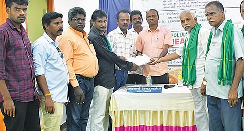 வேலூர் மாவட்டம் அகரம்சேரி கிராமத்தில் நடைபெற்ற மணல் குவாரி அமைப்பது தொடர்பாக பொதுமக்கள் கருத்து கேட்பு கூட்டத்தில் குடியாத்தம் வருவாய் கோட்டாட்சியரிடம் மனு அளித்த சமூக ஆர்வலர் முகிலன் மற்றும் விவசாயிகள். (அடுத்த படம்) கூட்டத்தில் பங்கேற்ற பொதுமக்கள்.படங்கள்: வி.எம்.மணிநாதன்.