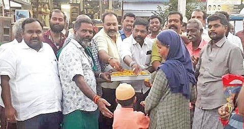 பழநியில் பொதுமக்களுக்கு இனிப்பு வழங்கிய அதிமுகவினர்