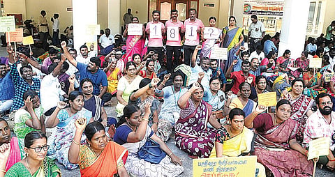தமிழக பகுதிநேர சிறப்பு ஆசிரியர்கள் சங்கம் சார்பில் பணி நிரந்தரம், ஊதிய உயர்வு உள்ளிட்ட கோரிக்கைகளை வலியுறுத்தி சென்னை டிபிஐ வளாகத்தில் நடந்த தொடர் உண்ணாவிரதப் போராட்டத்தில் பங்கேற்ற சிறப்பு ஆசிரியர்கள். படம்: ம.பிரபு