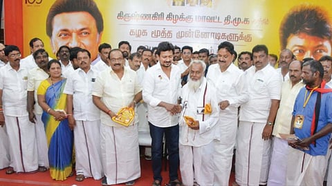 கிருஷ்ணகிரியில் கிழக்கு மாவட்ட திமுக சார்பில் நடந்த பொற்கிழி வழங்கும் விழாவில், கட்சியின் மூத்த நிர்வாகிக்கு பொற்கிழியை, அமைச்சர் உதயநிதி ஸ்டாலின் வழங்கினார். உடன் அமைச்சர் சக்கரபாணி, எம்எல்ஏ-க்கள் மதியழகன், பிரகாஷ் உள்ளிட்டோர்.