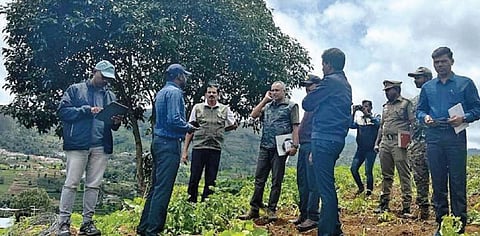 உதகை அருகே சின்னகுன்னூர் பகுதியில் நேற்று ஆய்வு செய்த தேசிய புலிகள் பாதுகாப்பு ஆணைய அதிகாரிகள்
