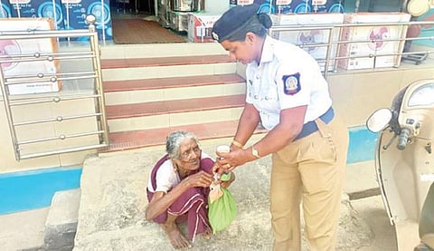 திங்கள்நகரில் பசியால் சாலையோரம் மயங்கிவிழும் நிலையில் இருந்த மூதாட்டியை மீட்டு உணவு வழங்கிய பெண் காவலர் தங்கபாய்.