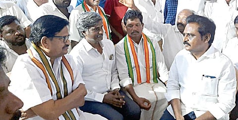 காஞ்சிபுரம் மாவட்ட காங்கிரஸ் தலைவர் அளவூர் நாகராஜன் உடலுக்கு அஞ்சலி செலுத்தினார் காங்கிரஸ் தலைவர் கே.எஸ்.அழகிரி. உடன் காஞ்சிபுரம் எம்எல்ஏ சி.பி.எம்.பி.எழிலரசன்.
