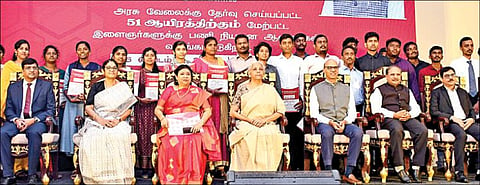 சென்னையில் நடைபெற்ற வேலைவாய்ப்பு திருவிழாவில், மத்திய நிதியமைச்சர் நிர்மலா சீதாராமன் பங்கேற்று பணிநியமன ஆணைகளை வழங்கினார். உடன் (இடமிருந்து) சென்னை நகர மண்டல அஞ்சல்துறை தலைவர் ஜி.நடராஜன், தமிழ்நாடு அஞ்சல்துறை தலைவர் (அஞ்சல் மற்றும் வணிக மேம்பாடு) பி.பி. தேவி, தமிழ்நாடு வட்ட முதன்மை அஞ்சல் துறை தலைவர் ஜே.சாருகேசி, வருமான வரித்துறை முதன்மை தலைமை ஆணையர் சுனில் மாத்தூர், ஜிஎஸ்டி முதன்மை தலைமை ஆணையர் மண்டலிக்கா னிவாஸ் உள்ளிட்டோர். படம்: ம.பிரபு