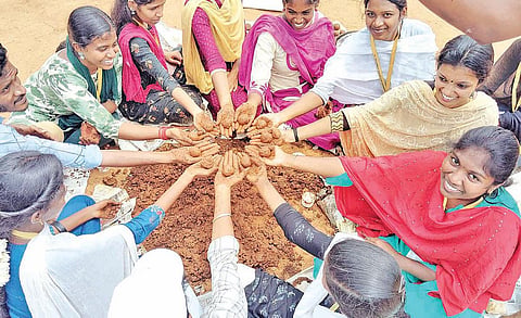 பசுமை பரப்பை அதிகரிக்க கைகோத்த மாணவர்கள்: கோவையில் ஒரு லட்சம் விதைப்பந்துகள் தயாரிக்கும் பணி தொடக்கம்