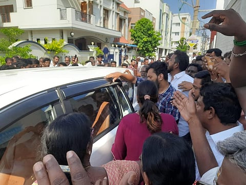 வருமான வரித்துறை அலுவலர்களை தாக்கிய வழக்கு - கரூர் திமுகவினர் 15 பேருக்கு ஜாமீன்