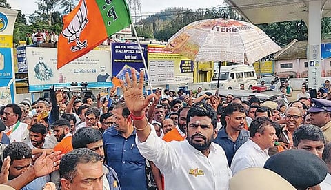 உதகையில் தொண்டர்களுடன், பாதயாத்திரை சென்ற பாஜக மாநில தலைவர் அண்ணாமலை படம்: ஆர்.டி.சிவசங்கர்